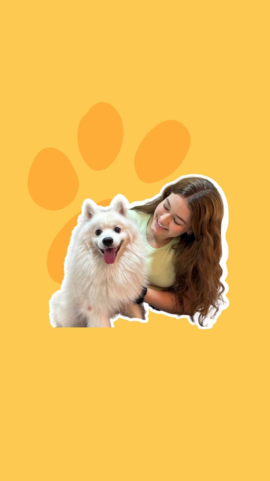 Sarah abraçando um lulu da pomerânia branco